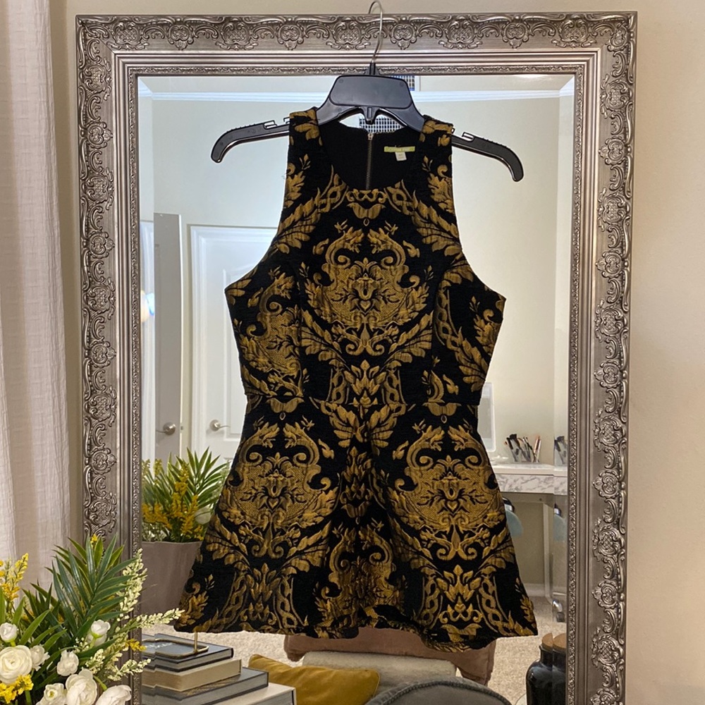 Jacquard top. Incredibly regal feel and lined. Pleated peplum. Interesting back.